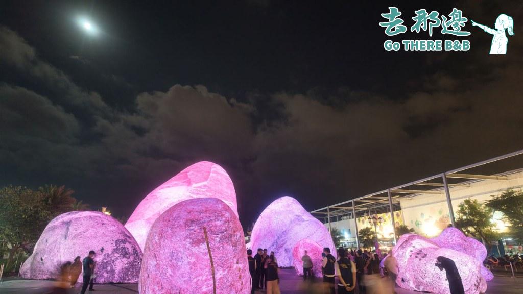 夜晚巨石內部透出粉紫色燈光