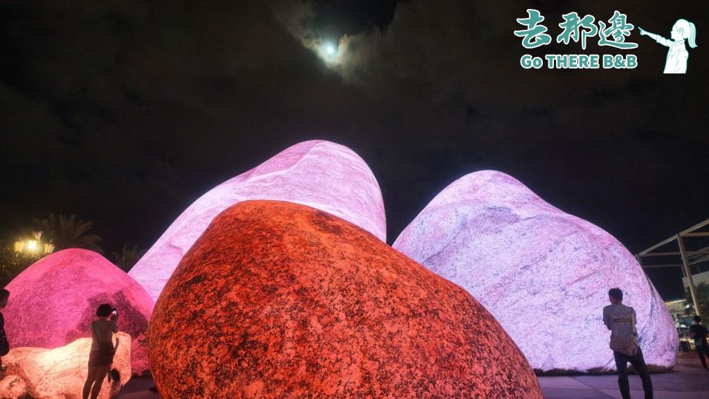 巨石群夜間亮燈吸引遊客拍照