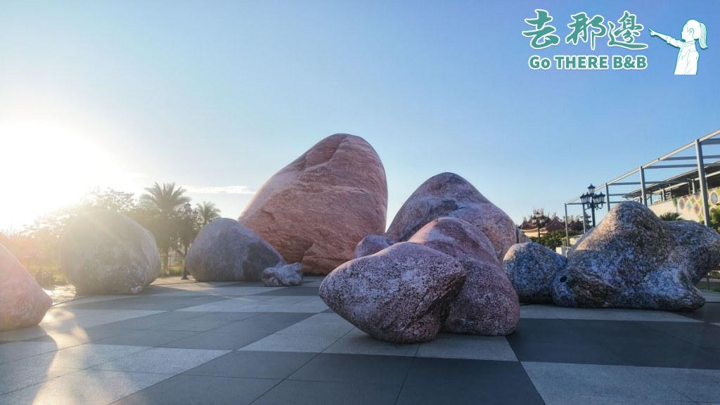 清晨陽光灑落巨石群與廣場地磚